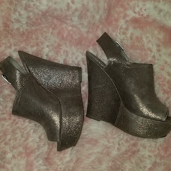 Shoes - Picture 2 of 3